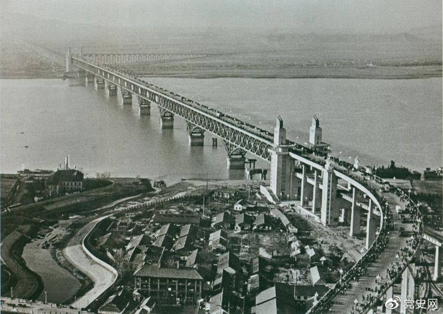 1968年12月29日， 南京長(zhǎng)江大橋全面建成通車。這是當(dāng)時(shí)中國(guó)自行設(shè)計(jì)建造的最大的鐵路、公路兩用橋。